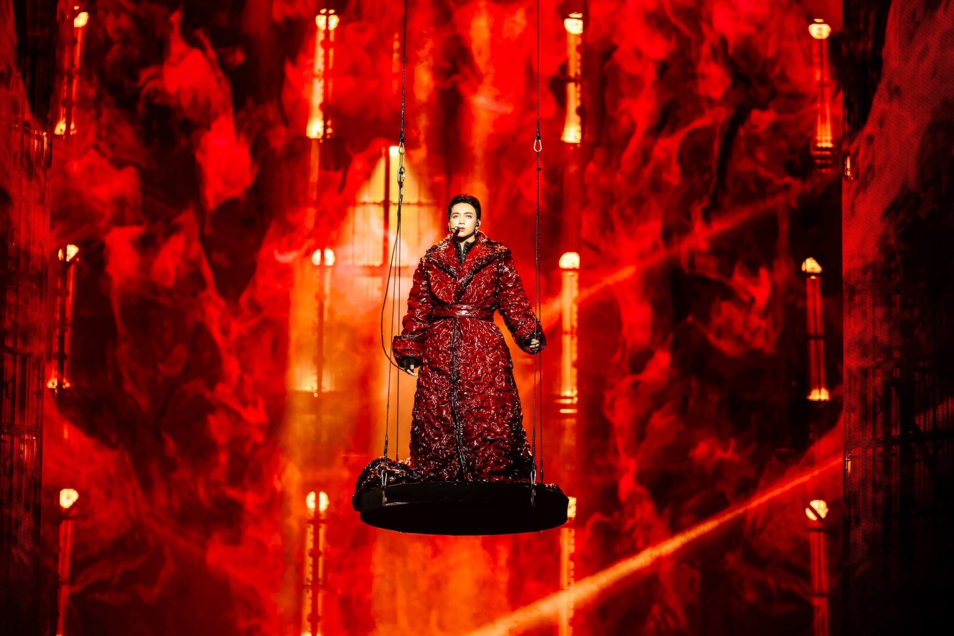 SOOBIN diện trang sức 5 tỷ đồng, thay 20 trang phục trong concert đầu tiên - 3 SOOBIN diện trang sức 5 tỷ đồng, thay 20 trang phục trong concert đầu tiên - 3