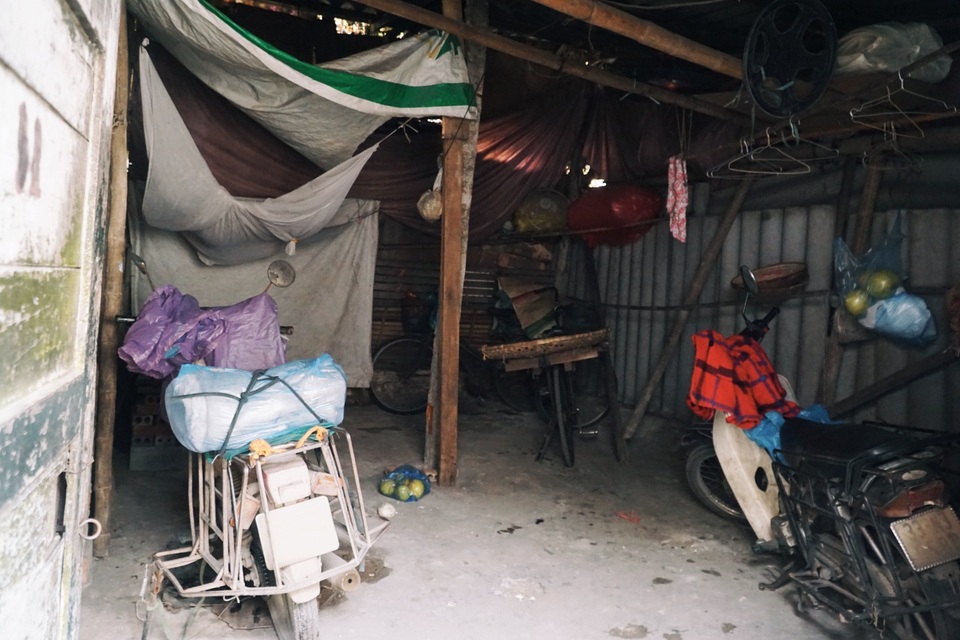 Hà Nội: Khu trọ nghèo căng bạt, nhét túi nilong tránh rét - 3 Hà Nội: Khu trọ nghèo căng bạt, nhét túi nilong tránh rét - 3