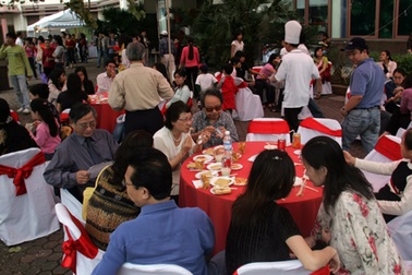 Nhà hàng “cháy” chỗ, giao thông hỗn loạn ngày cuối năm