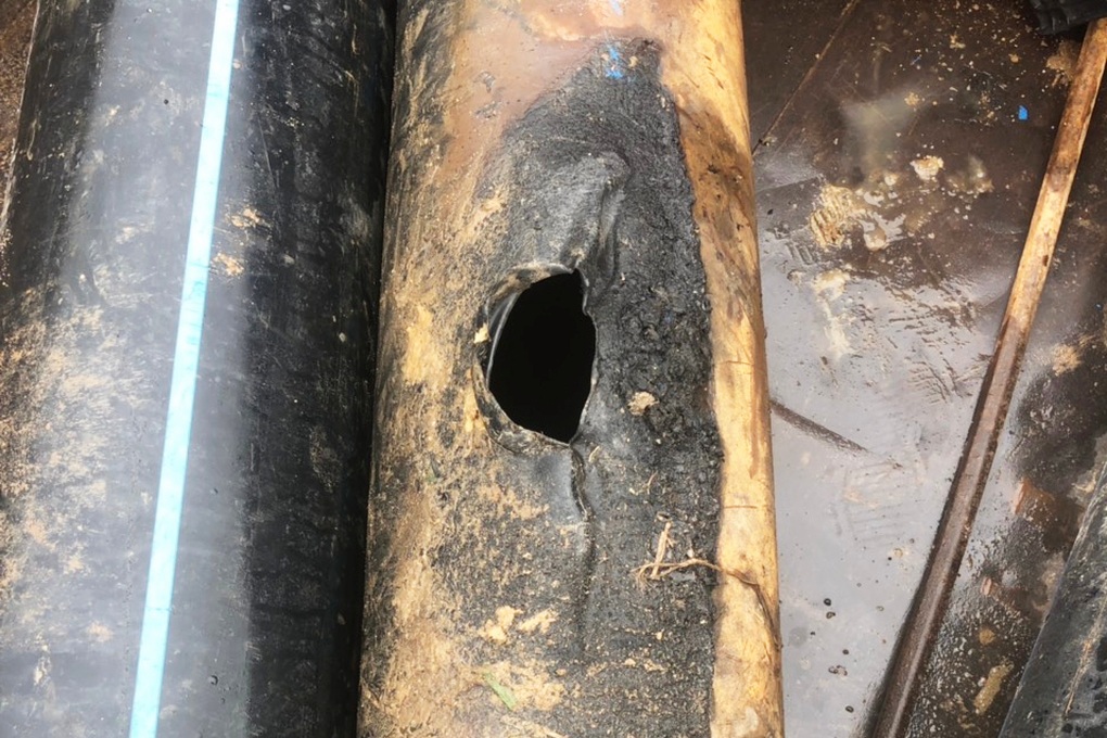 Đốt rác làm cháy ống dẫn nước, thiệt hại hàng chục triệu đồng - 1 Đốt rác làm cháy ống dẫn nước, thiệt hại hàng chục triệu đồng - 1