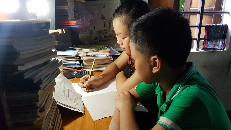 Đau thắt lòng cảnh chị em mồ côi bơ vơ giữa dòng đời! - 4 Đau thắt lòng cảnh chị em mồ côi bơ vơ giữa dòng đời! - 4