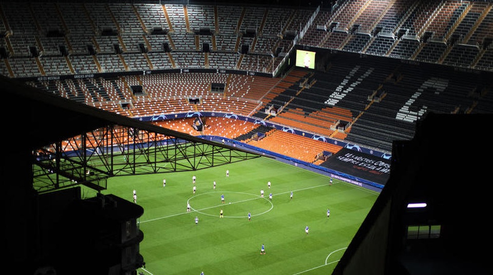 Do Covid-19, Man Utd phải thi đấu trên sân không có khán giả - 2 Do Covid-19, Man Utd phải thi đấu trên sân không có khán giả - 2