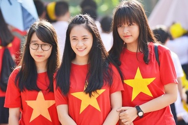 Học sinh trường thầy Văn Như Cương xếp hình quốc kì đón khai giảng