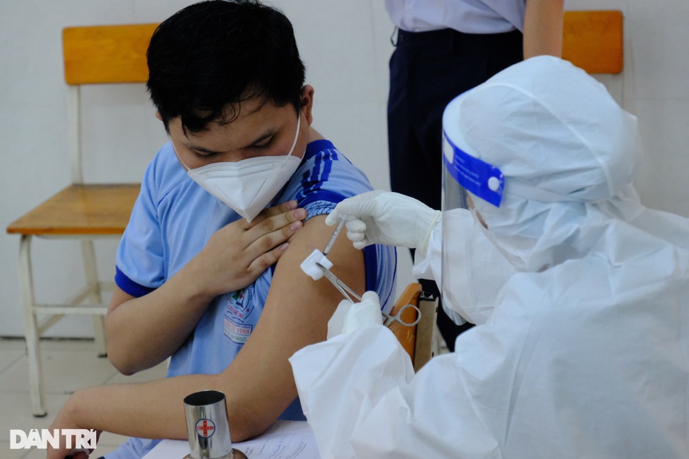 29 học sinh một trường tại TPHCM dừng tiêm vaccine Covid-19 vì đã là F0 - 1 29 học sinh một trường tại TPHCM dừng tiêm vaccine Covid-19 vì đã là F0 - 1