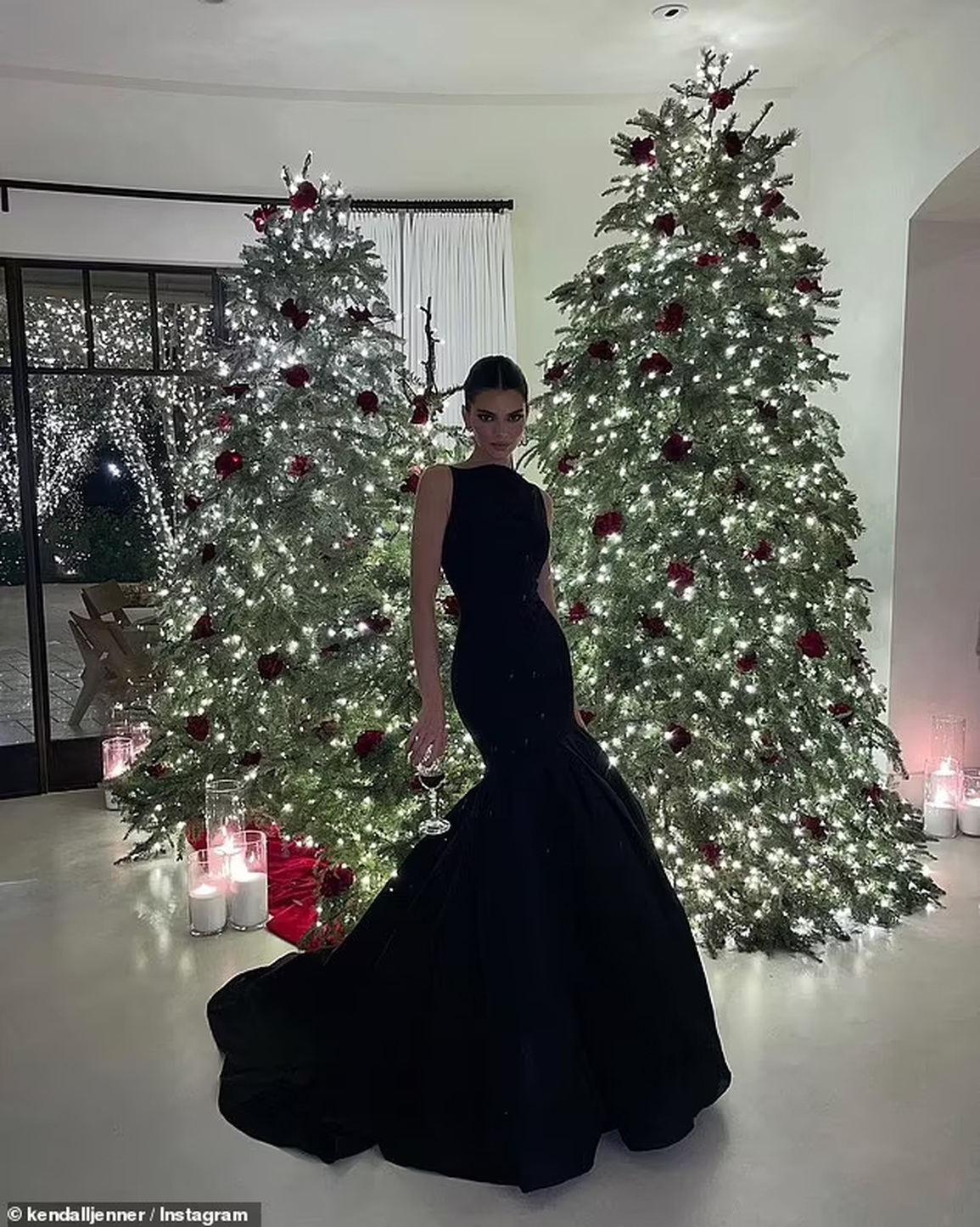 Mẹ Kim Kardashian tặng bánh giáng sinh gần 1500 USD cho con cháu - 7 Mẹ Kim Kardashian tặng bánh giáng sinh gần 1500 USD cho con cháu - 7
