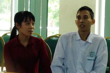 Suýt gãy cột sống vì đắp lá chữa khối u