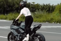 Mức phạt nào cho Ngọc Trinh khi tạo dáng lái mô tô nguy hiểm?