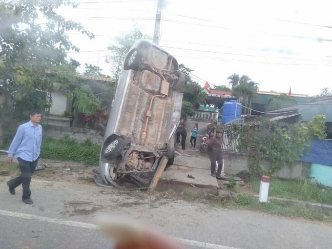 Ô tô đâm bật nắp cống, trạng thái cuối cùng khiến tất cả khó hiểu - Ảnh 6. Ô tô đâm bật nắp cống, trạng thái cuối cùng khiến tất cả khó hiểu - Ảnh 6.