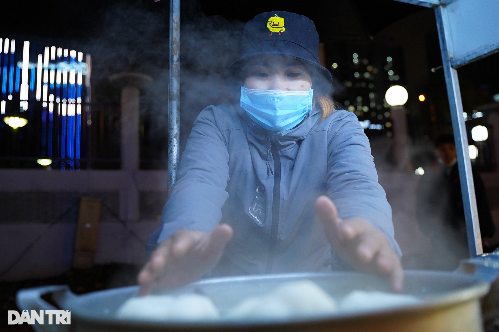 Người dân đốt lửa sưởi ấm, chật vật mưu sinh xuyên đêm trong mưa rét kỷ lục - 9 Người dân đốt lửa sưởi ấm, chật vật mưu sinh xuyên đêm trong mưa rét kỷ lục - 9