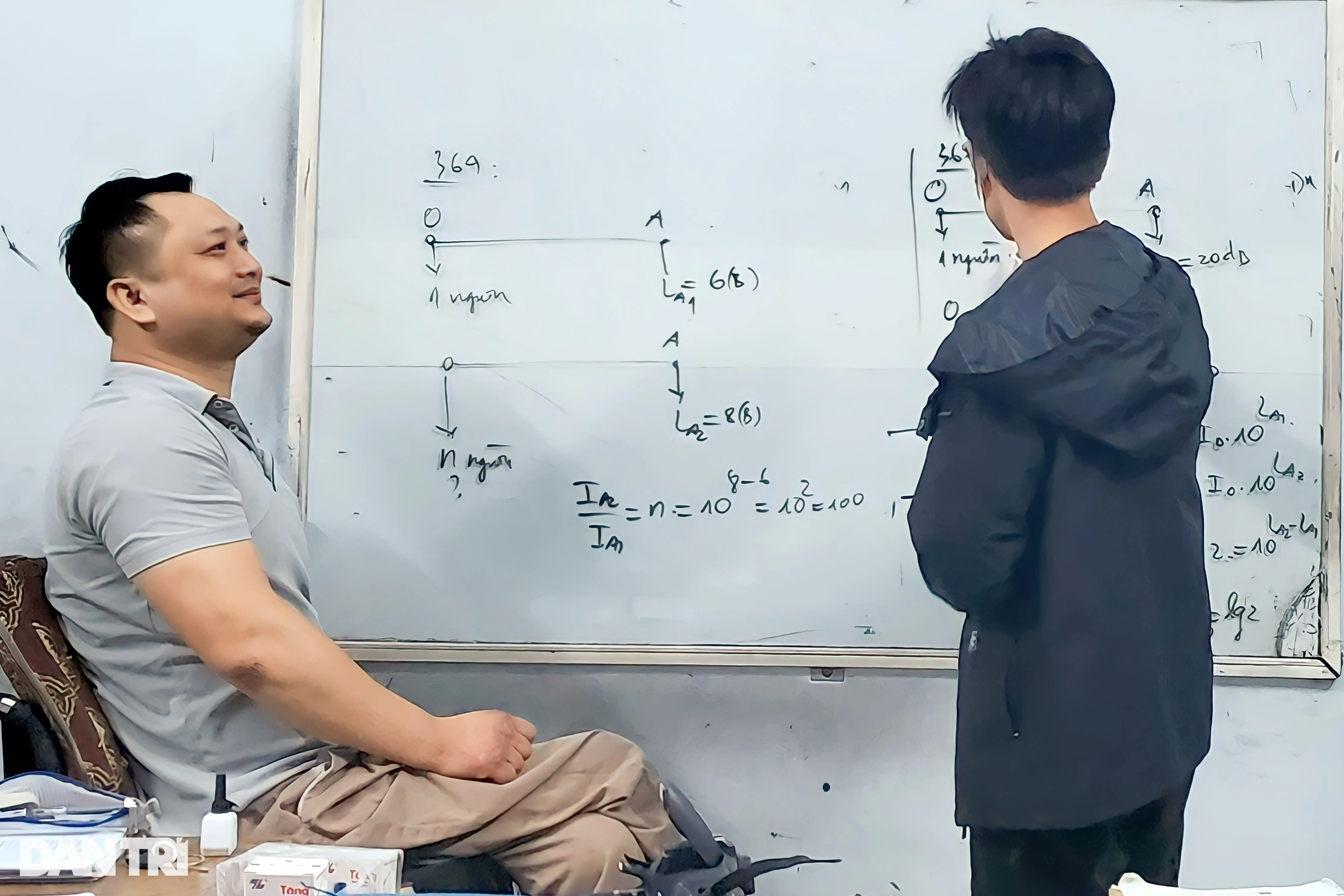 Biến cố bất ngờ của thầy giáo làng từng tốt nghiệp 2 trường đại học - 3 Biến cố bất ngờ của thầy giáo làng từng tốt nghiệp 2 trường đại học - 3
