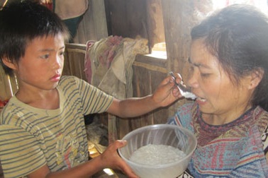 “Hàng ngày, mẹ chỉ nhìn chúng cháu bằng đôi mắt… đầy nước”