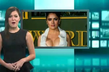Salma Hayek khoe ngực khủng