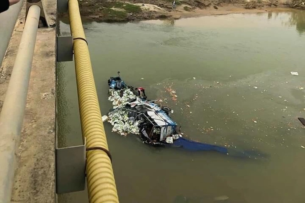 Ô tô đi trên cao tốc Nội Bài - Lào Cai tông gãy lan can cầu, rơi xuống nước - 1 Ô tô đi trên cao tốc Nội Bài - Lào Cai tông gãy lan can cầu, rơi xuống nước - 1