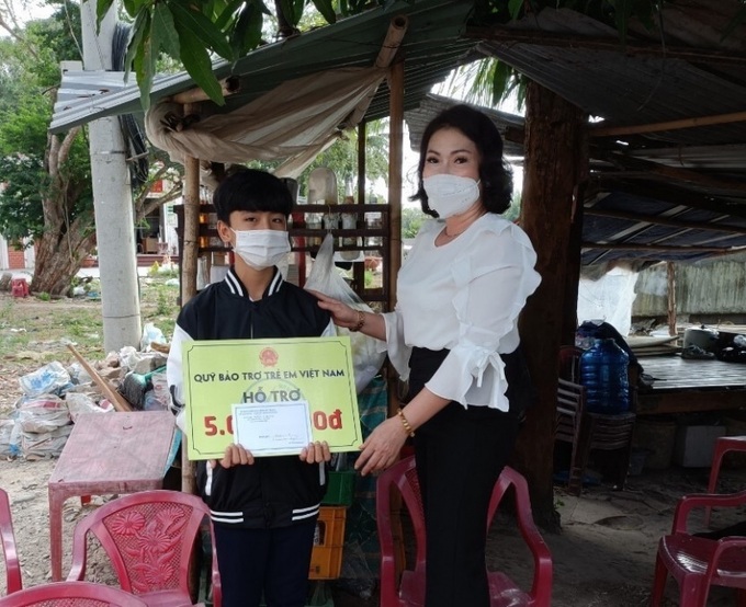 Bà Trần Thị Hoàng Mỹ - Phó Giám đốc Sở Lao động - Thương binh và Xã hội tỉnh Sóc Trăng trao tiền hỗ trợ cho trẻ em có hoàn cảnh khó khăn.