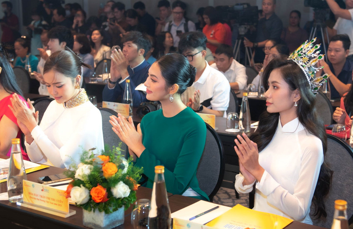 مس Nguyen Thanh Ha ہو چی منہ سٹی Ao Dai فیسٹیول 2024 - 1 کی سفیر بن گئیں Hoa hậu Nguyễn Thanh Hà trở thành đại sứ Lễ hội Áo dài TPHCM 2024 - 1