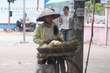Hàng rong “ăn gian” giờ nghỉ trưa