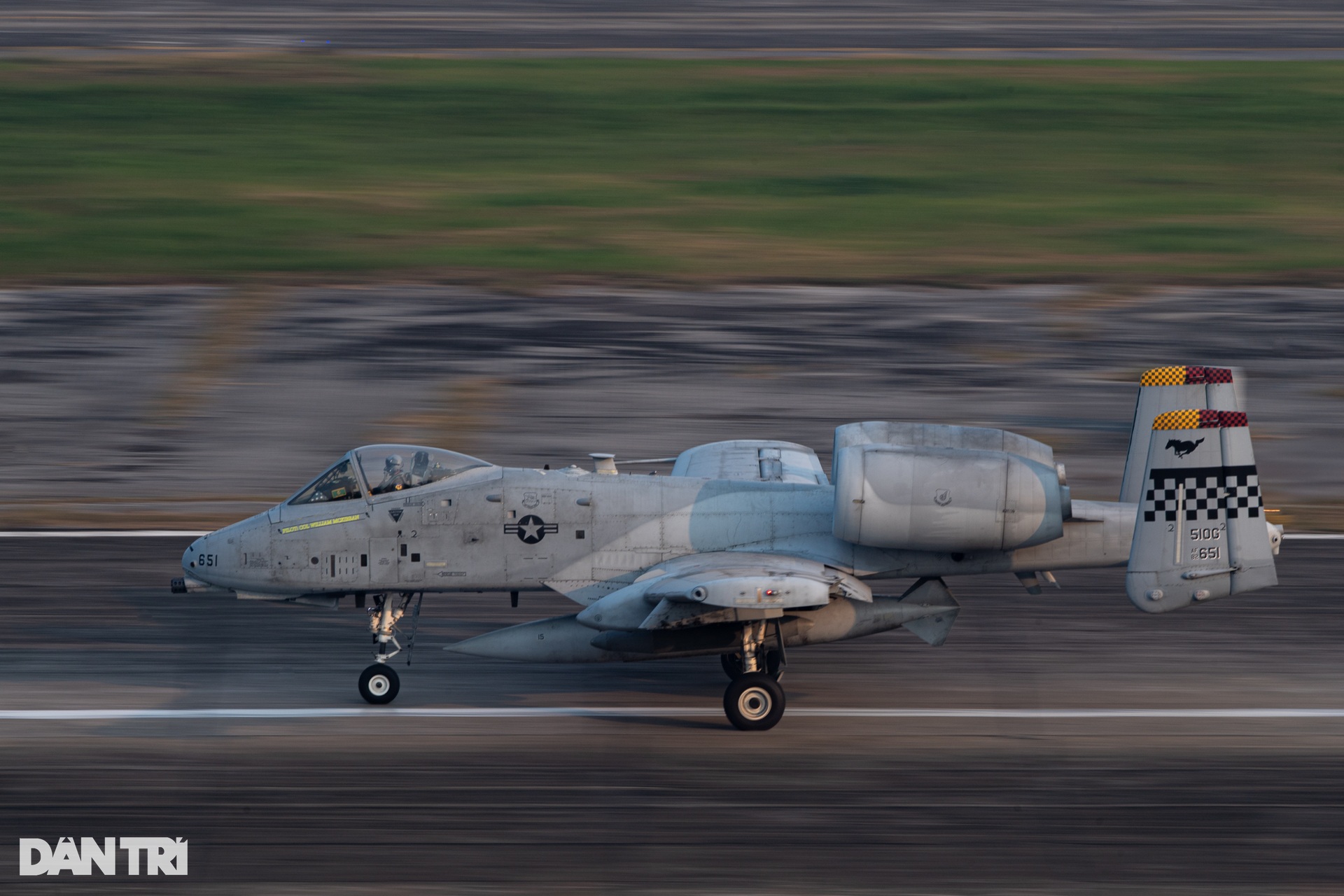 2 cường kích Lợn lòi A-10 và C-130 của Mỹ cất cánh rời sân bay Gia Lâm - 5 2 cường kích Lợn lòi A-10 và C-130 của Mỹ cất cánh rời sân bay Gia Lâm - 5