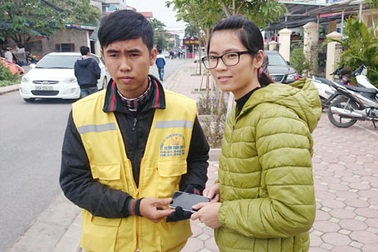 Lái xe ôm trả lại điện thoại iPhone 5 cho người đánh rơi