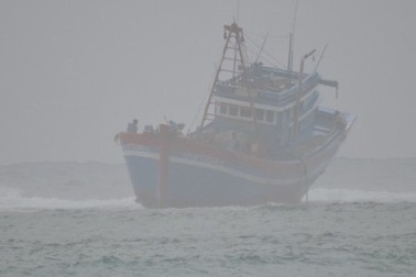 Tàu mắc cạn khi đi tránh bão, 11 ngư dân "đánh vật" với sóng lớn