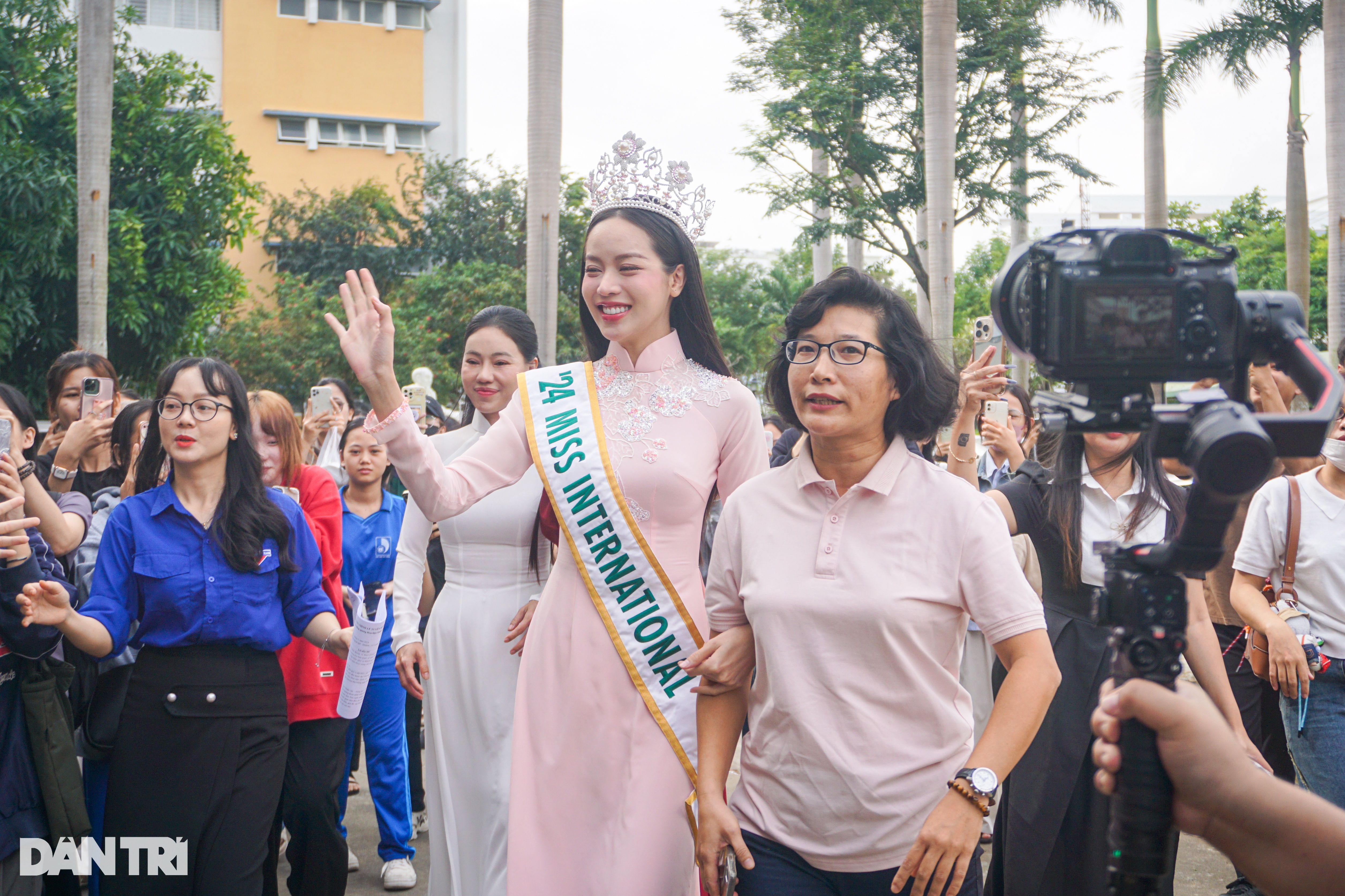 Hoa hậu Thanh Thủy tạo dáng nhí nhảnh, chiều lòng sinh viên Đà Nẵng - 1