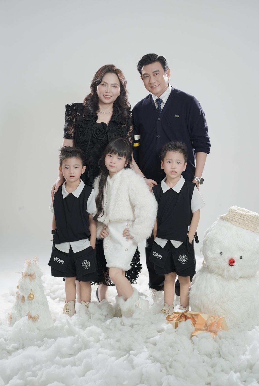 Hoàng Phúc: Tài tử thập niên 1990 lấy vợ CEO, chăm con nhỏ ở tuổi U60 - 2 Hoàng Phúc: Tài tử thập niên 1990 lấy vợ CEO, chăm con nhỏ ở tuổi U60 - 2