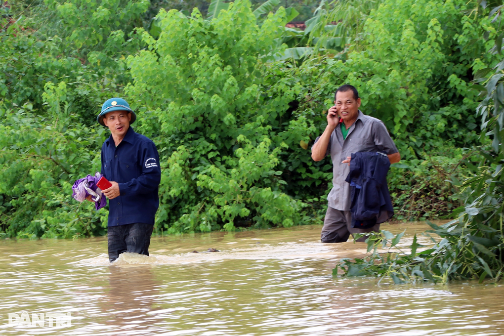 Đêm kinh hoàng chạy lũ: Nhà trên cao hỗ trợ nhà dưới thấp - 4 Đêm kinh hoàng chạy lũ: Nhà trên cao hỗ trợ nhà dưới thấp - 4