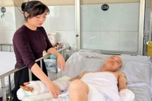 Vợ khóc ngất, đau thắt ruột gan khi chồng bị bỏng điện nguy kịch