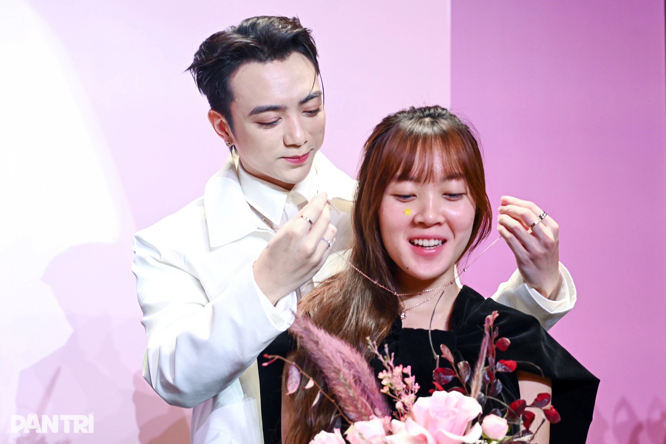 SOOBIN hóa hoàng tử áo trắng đeo trang sức cho khán giả nữ - 1