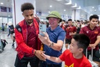 Người hâm mộ đông kín ga đến sân bay Nội Bài đón tuyển Việt Nam về nước