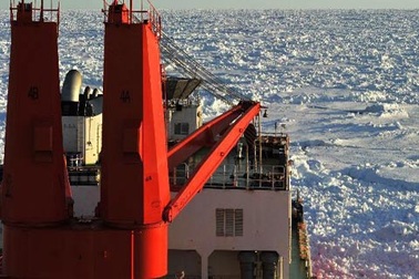 Rồng Trung Quốc kẹt cứng trong băng Nam Cực