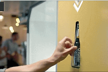 Chiếc máy nghiền chai lọ thành cát