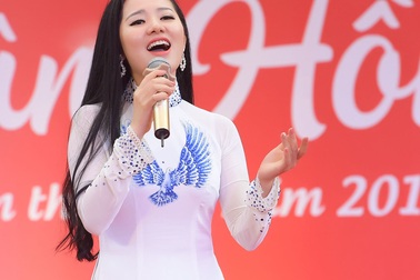 Ca sĩ Thuỳ Dung đầy nhiệt huyết trong Lễ hội Xuân Hồng 2019
