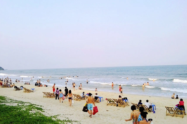 Bãi tắm cát trắng ôm trọn Vịnh Bái Tử Long tại Vân Đồn