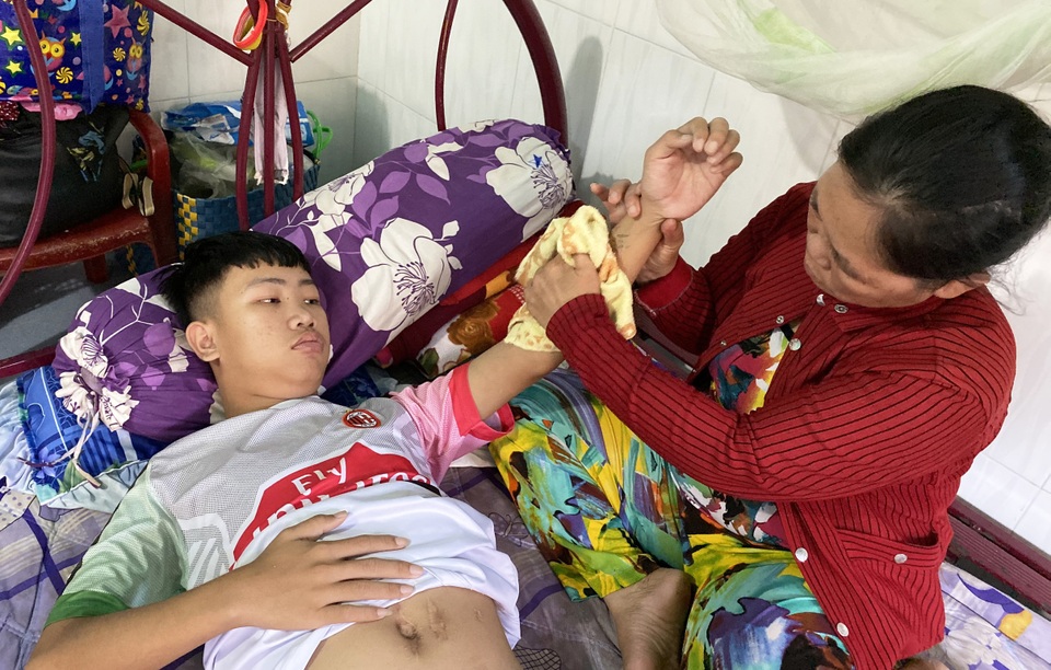 Nghẹn ngào cảnh bà ngoại lang thang đi ăn xin mong cứu đứa cháu hiếu thảo - 1 Nghẹn ngào cảnh bà ngoại lang thang đi ăn xin mong cứu đứa cháu hiếu thảo - 1