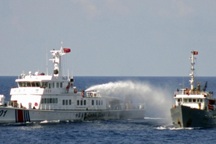 Tàu Trung Quốc hung hăng đâm móp tàu Kiểm ngư Việt Nam