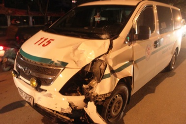 Xe cứu thương kéo lê xe máy chở 3 trên phố