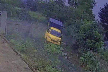 Xe tải mất lái sau va quệt, tông sập tường nhà ven đường