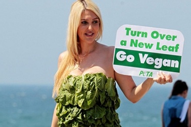 Cô gái xinh đẹp diện váy rau diếp vì môi trường