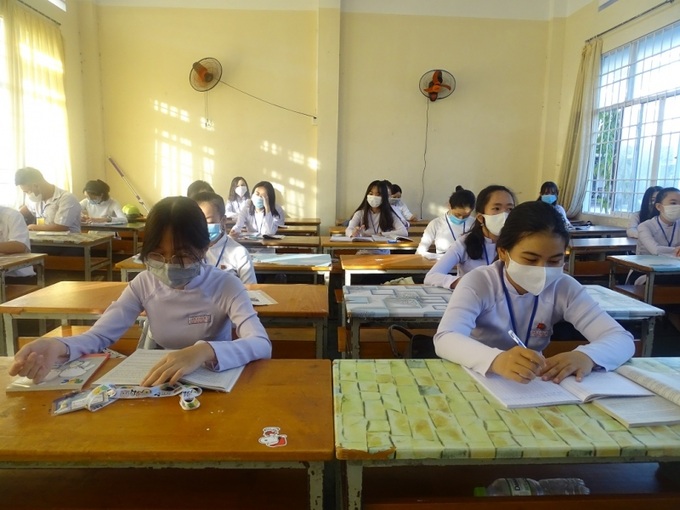 Học sinh các cấp học trường công lập sẽ được miễn học phí học kỳ I năm học 2021-2022. Anh minh hoạ camau.gov.vn.