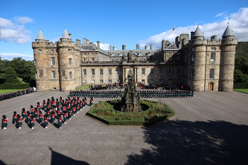 Đoàn rước linh cữu Nữ hoàng Elizabeth II trên đường phố Scotland - 2 Đoàn rước linh cữu Nữ hoàng Elizabeth II trên đường phố Scotland - 2