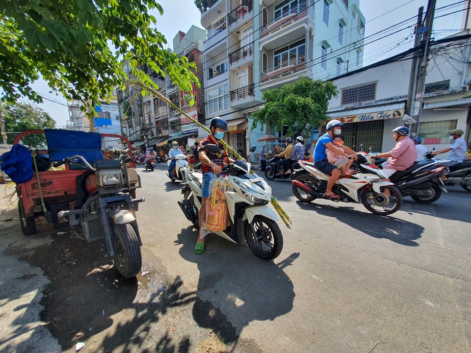 Trắng đêm bán mía mưu sinh ngày đầu năm - 8 Trắng đêm bán mía mưu sinh ngày đầu năm - 8
