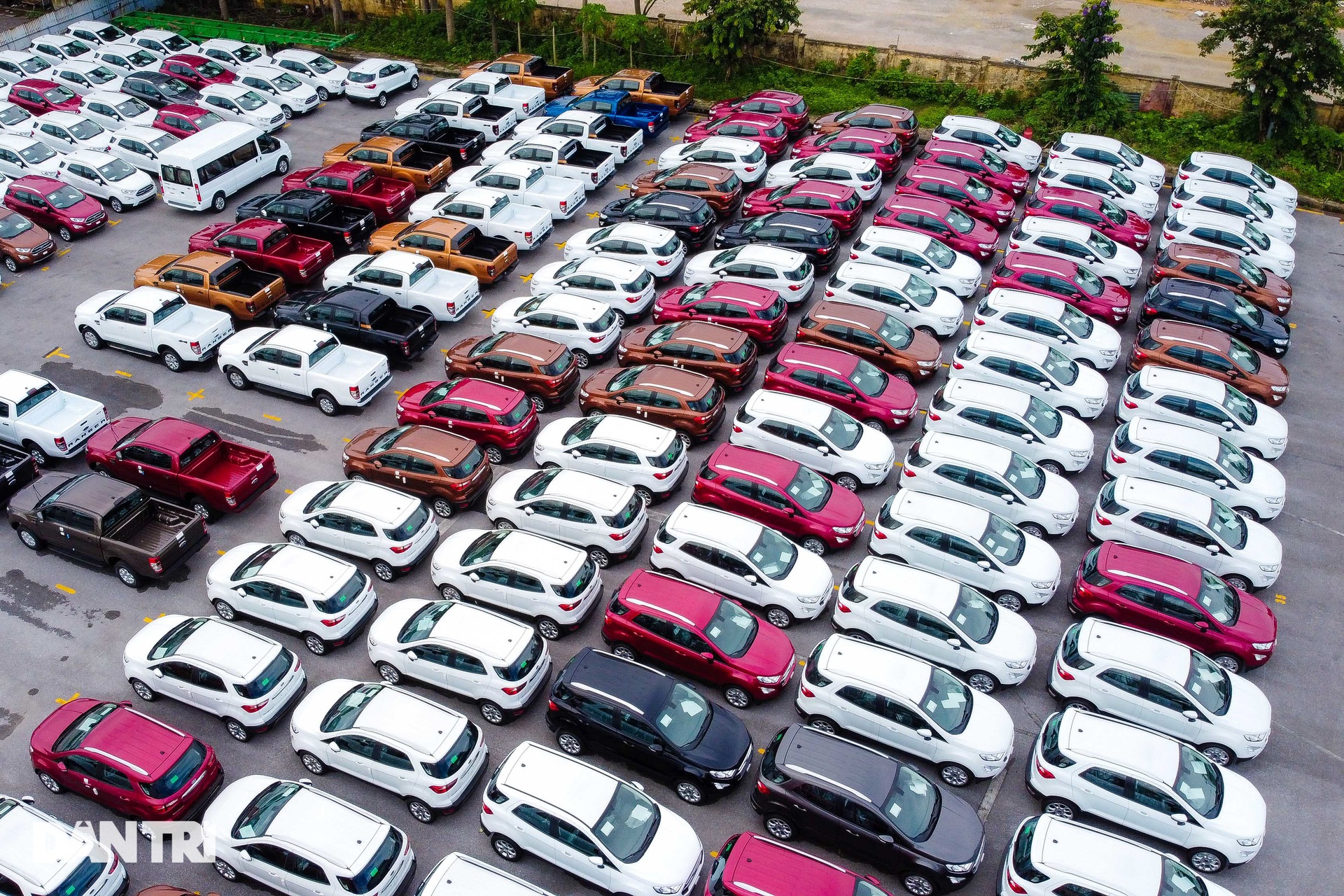 Hà Nội: Hàng nghìn ôtô nằm phơi nắng dầm mưa vì giãn cách xã hội - 10 Hà Nội: Hàng nghìn ôtô nằm phơi nắng dầm mưa vì giãn cách xã hội - 10