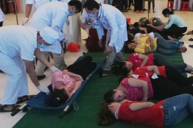 Sau khi ăn hủ tiếu, 18 người bị 'Tào Tháo dí' cong giò