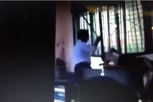 Thầy giáo dùng gậy đánh học sinh trong lớp học