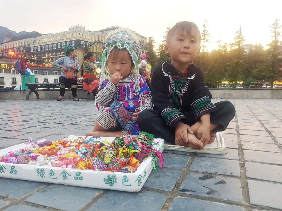 Những đứa trẻ nheo nhóc bán hàng rong mưu sinh ở Sa Pa - 9 Những đứa trẻ nheo nhóc bán hàng rong mưu sinh ở Sa Pa - 9