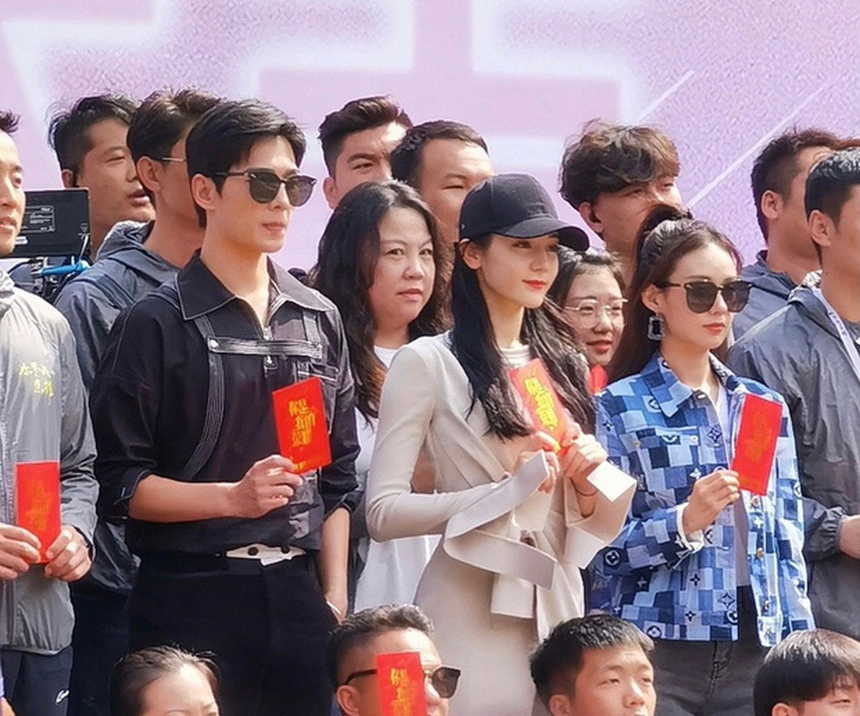Địch Lệ Nhiệt Ba xinh đẹp “hút hồn” sánh đôi cùng Dương Dương - 1 Địch Lệ Nhiệt Ba xinh đẹp “hút hồn” sánh đôi cùng Dương Dương - 1