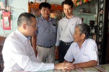 Chủ tịch tỉnh Phú Yên thăm, tặng quà mẹ liệt sĩ và các gia đình có công