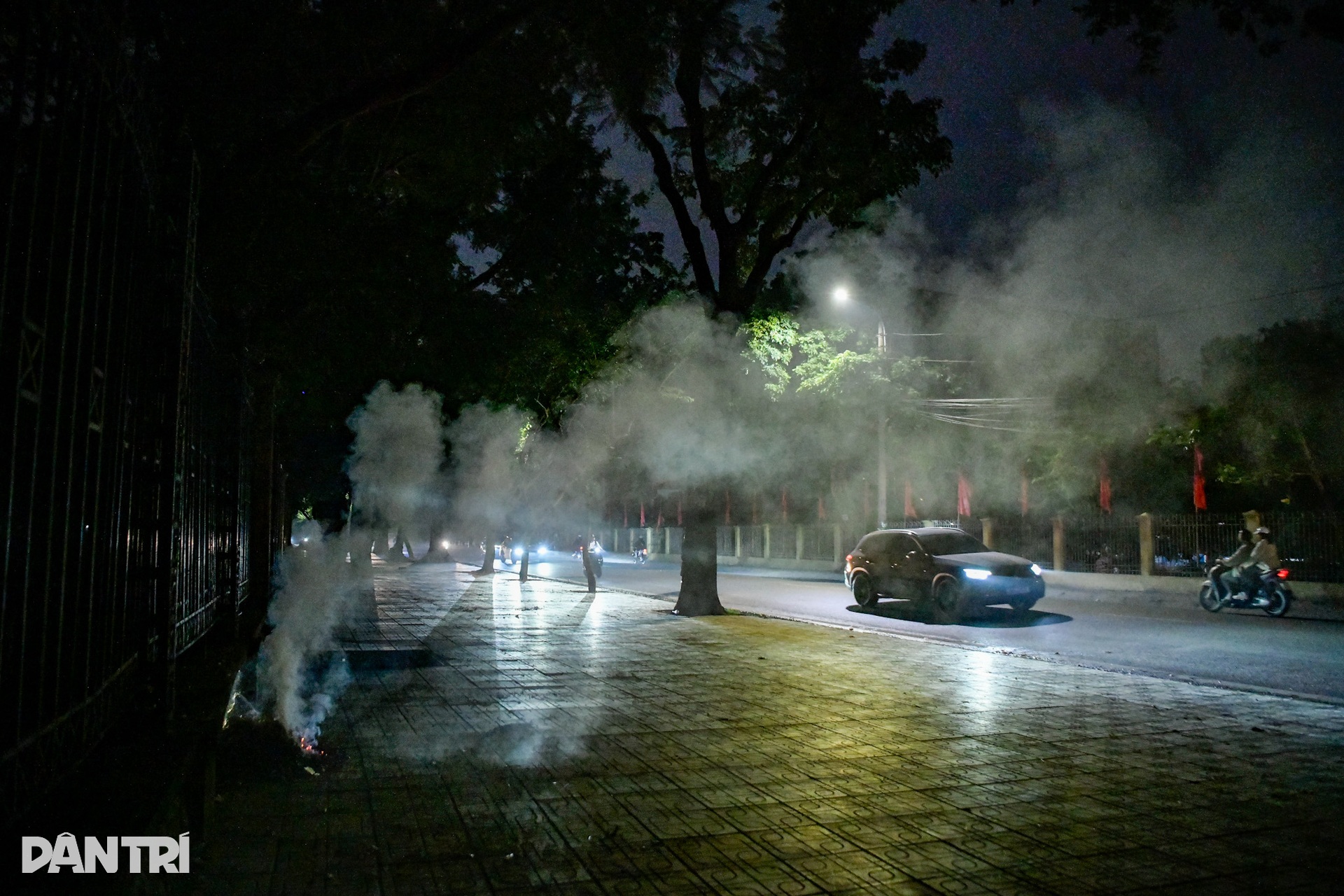 Người đi đường ngạt thở vì… công nhân dùng máy thổi bụi, đốt rác - 11 Người đi đường ngạt thở vì… công nhân dùng máy thổi bụi, đốt rác - 11