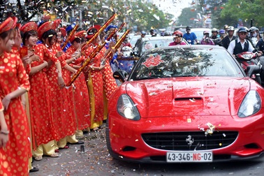 Ngắm dàn "xế khủng" trong lễ cưới Hoa hậu Thu Ngân