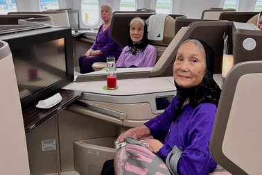 Cụ bà 100 tuổi và em gái bay hạng thương gia du lịch Phú Quốc gây sốt mạng